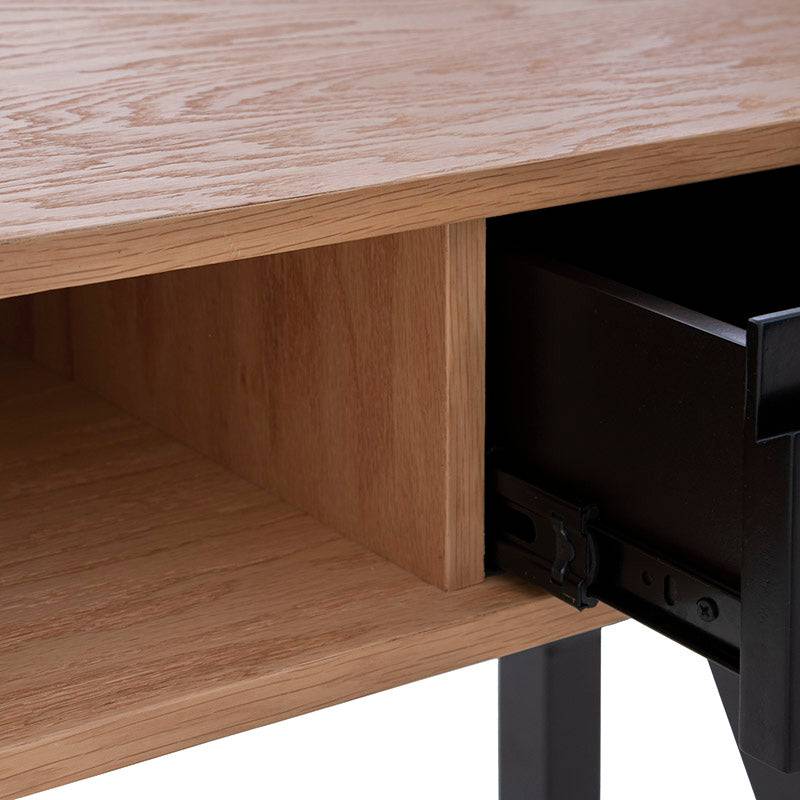 Escritorio Celta de madera industrializada en acabado natural y negro, con superficie de 140 cm de ancho y diseño moderno.