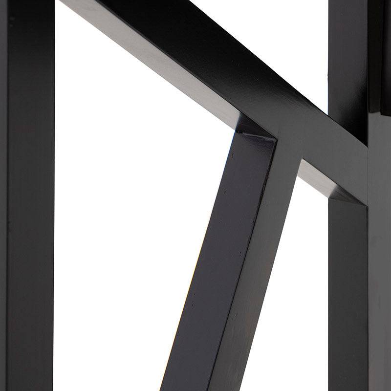 Escritorio Celta de madera industrializada en acabado natural y negro, con dimensiones de 140 cm de ancho, 77 cm de alto y 50 cm de fondo.