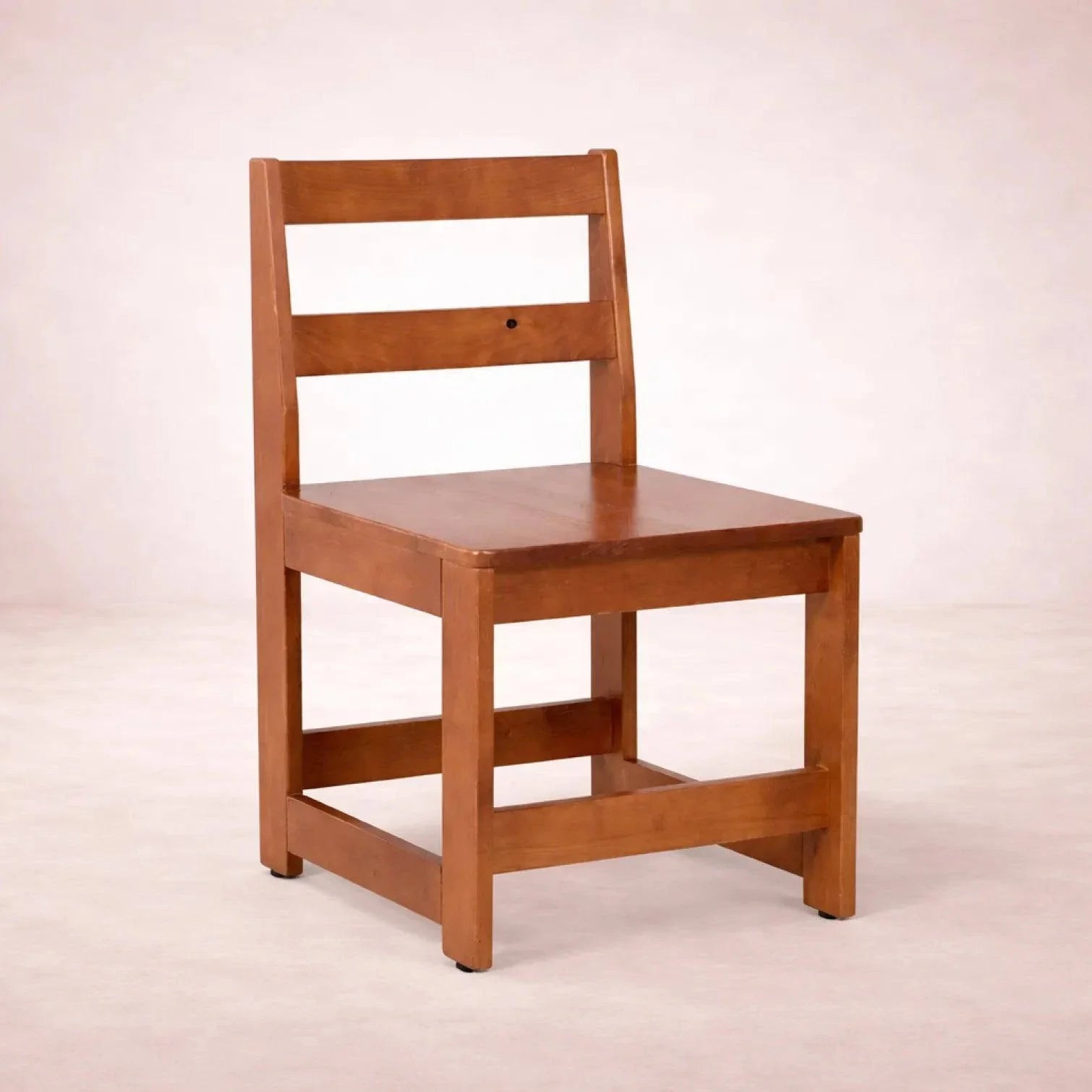 Silla para escritorio Texas de madera de pino con acabado industrial, frente, altura y fondo visibles.