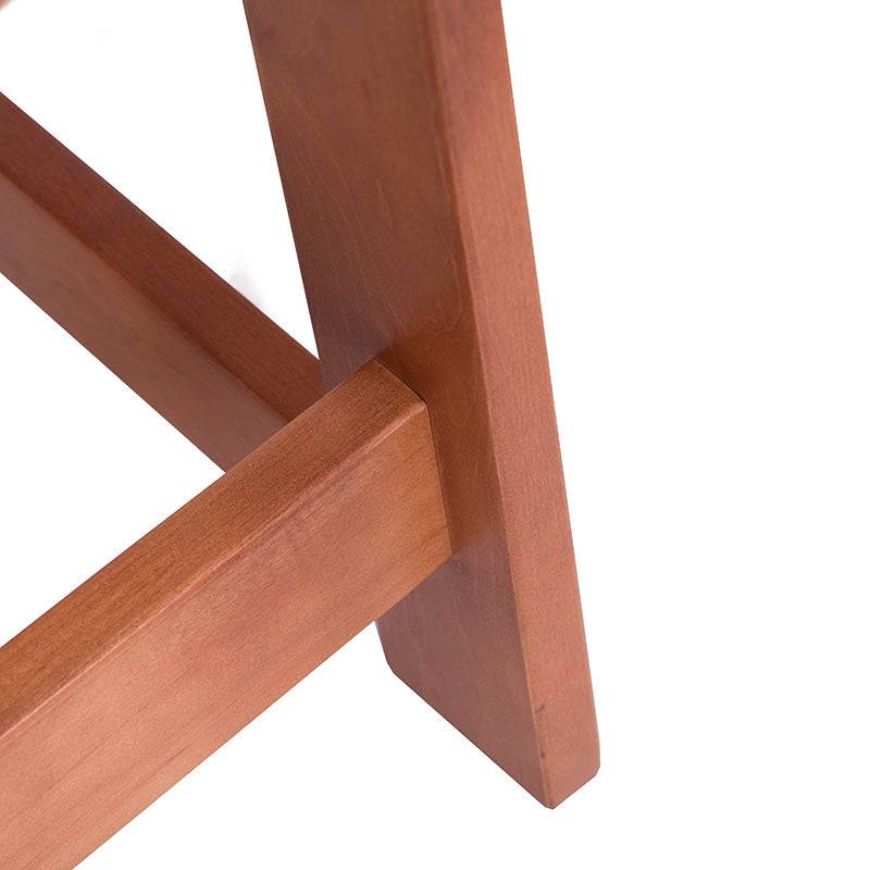 Silla para escritorio Texas de madera industrializada en color nogal, vista frontal, con altura de 87 cm y fondo de 48 cm.