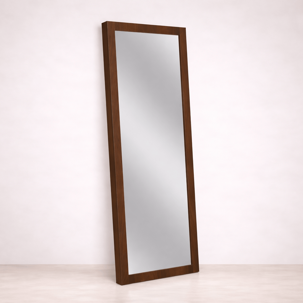 Espejo de pie Mariota de Deurope con marco rectangular y soporte estable, ideal para dormitorios y vestidores.