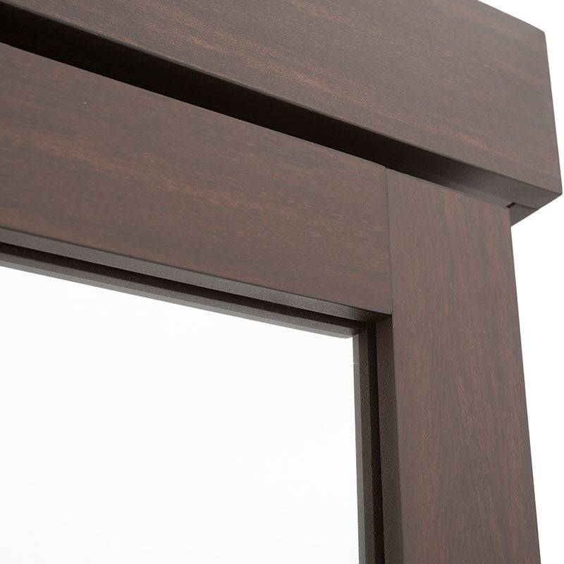 Espejo de pie de madera oscura estilo industrial, de la recámara Boston de cinco piezas, con marco en nogal y dimensiones de 62x180x42 cm.