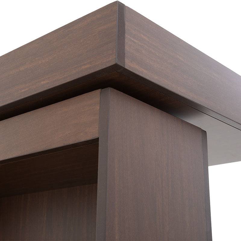 Espejo de pie de madera nogal oscuro de estilo industrial, de aproximadamente 62 cm de ancho y 180 cm de alto, en recámara.