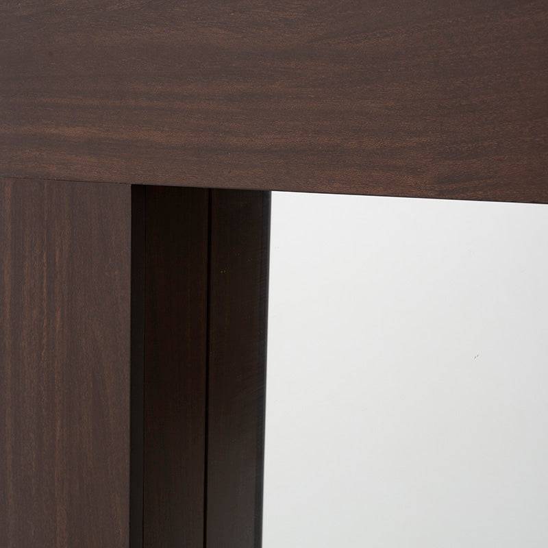 Espejo Boston de madera oscura con marco industrial, tamaño 80x110 cm, reflejo en superficie lisa y elegante diseño.