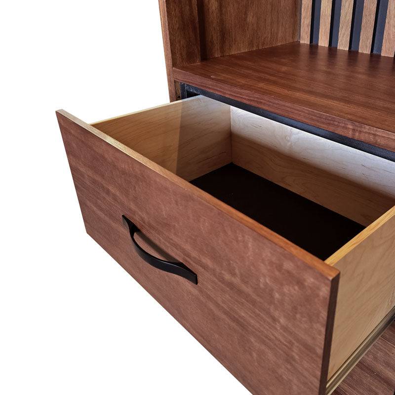 Exhibidor de madera Bourbon de Deurope, para exhibir libros o productos en tienda con estilo elegante.