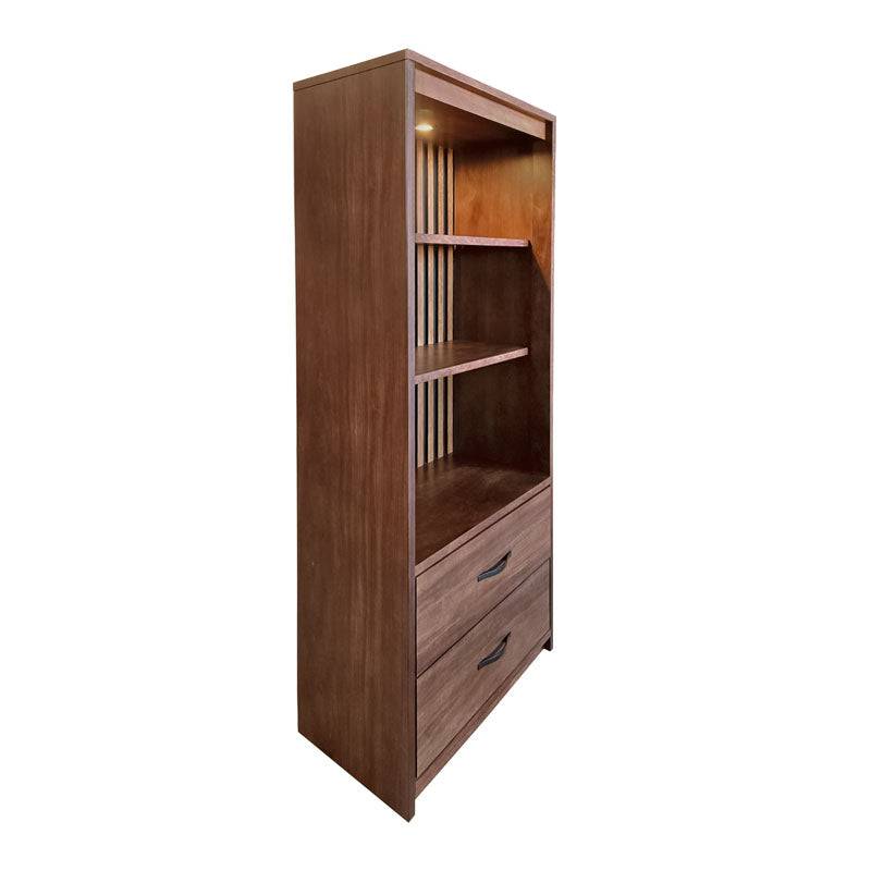 Librero Bourbon de madera de tamaño medio, con estantes abiertos y diseño clásico, en color marrón oscuro.