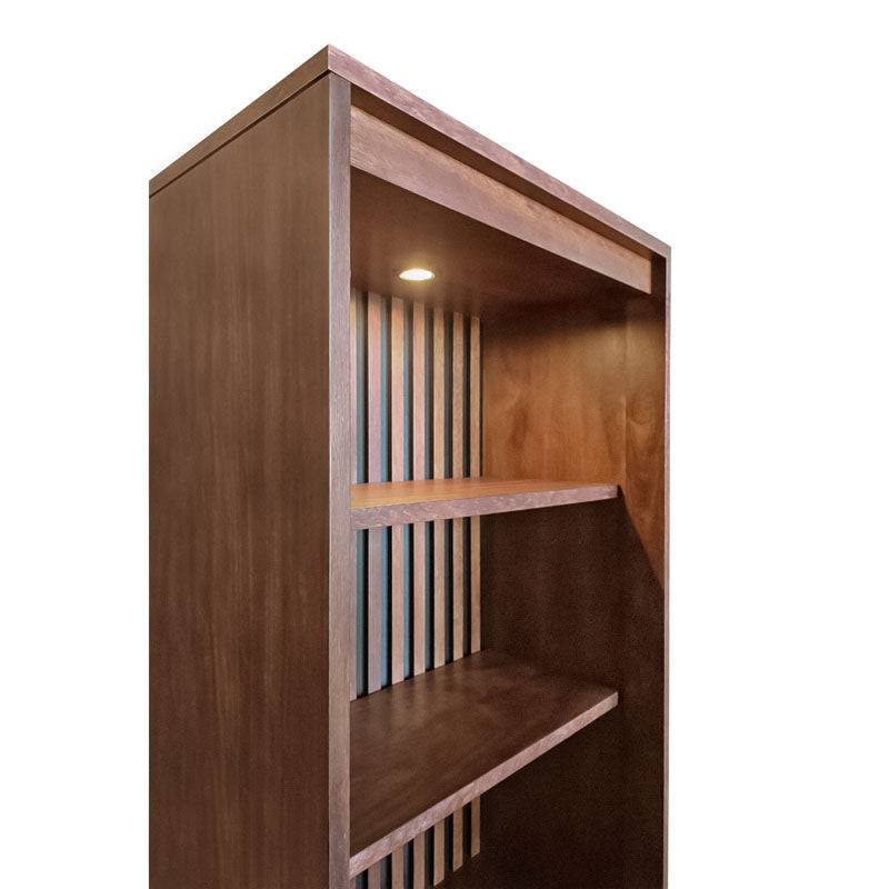 Librero Bourbon de madera, estilo clásico, con estantes abiertos para libros y objetos decorativos, de deurope.com.mx