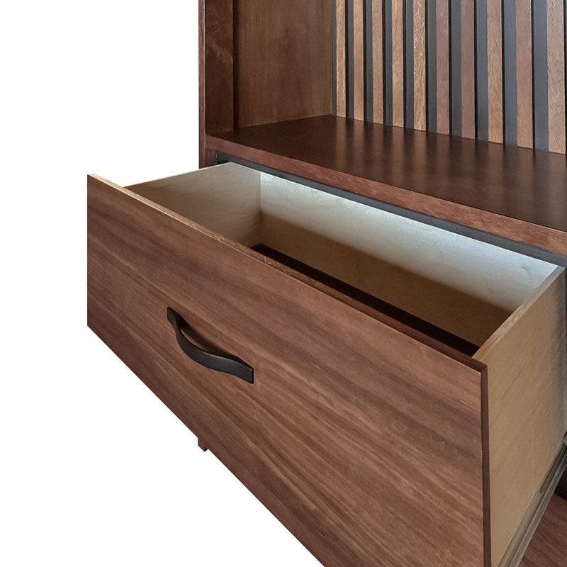 Librero de madera Bourbon de deurope.com.mx, estantería con varias repisas para libros y objetos decorativos.