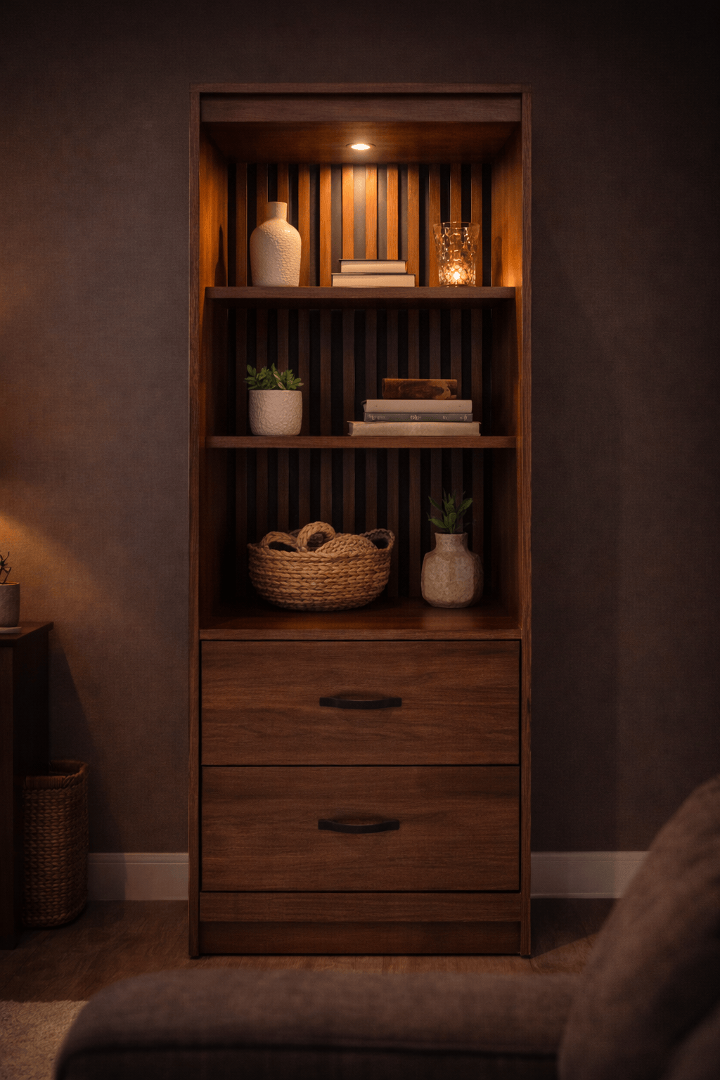 Librero Bourbon de madera de tamaño mediano, con estantes abiertos y diseño elegante, ideal para almacenamiento en sala o oficina.
