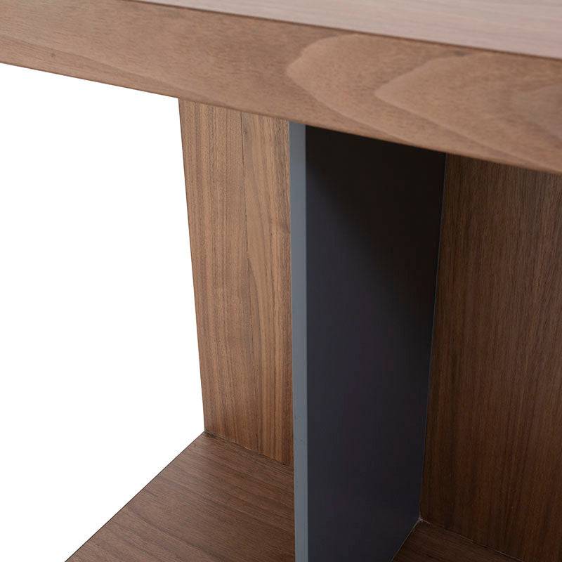 Librero Ariel de deurope.com.mx en madera de nogal gris, con estantes abiertos y diseño industrial, mide 110 cm de ancho.