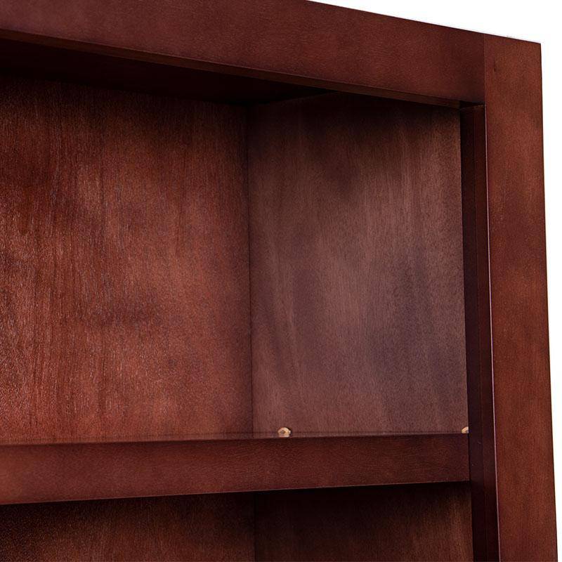 Librero con puertas Quebec de madera de nogal, encino y okumé, en color natural, con dimensiones de 100x180x35 cm.