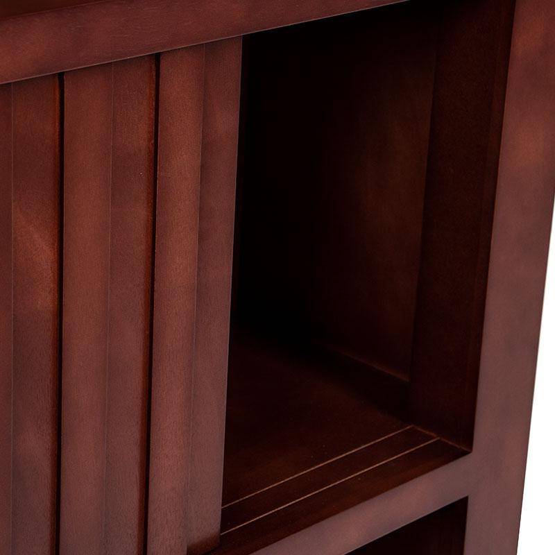Librero con puertas Quebec de madera de nogal, encino y okumé, en acabado natural, de aproximadamente 100 cm de alto y 180 cm de ancho.