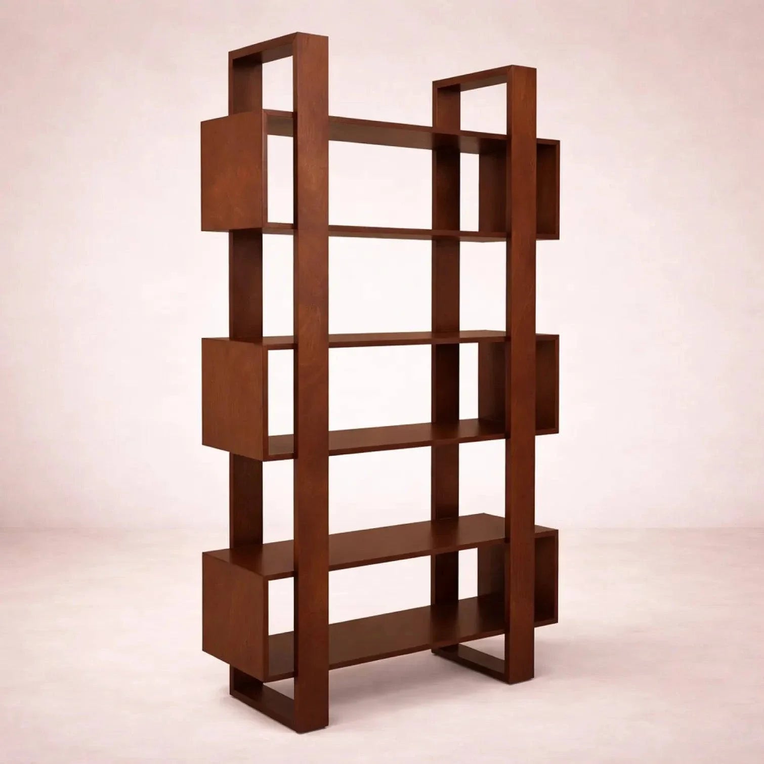 Librero Donat de deurope.com.mx, madera de caoba en tono tabaco, con estantes y estructura resistente, mide 100x190x33 cm.