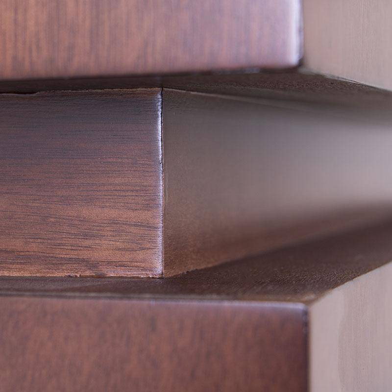 Librero Tamayo de 80cm de altura con acabado en chapa de caoba, estantes de madera y diseño elegante.