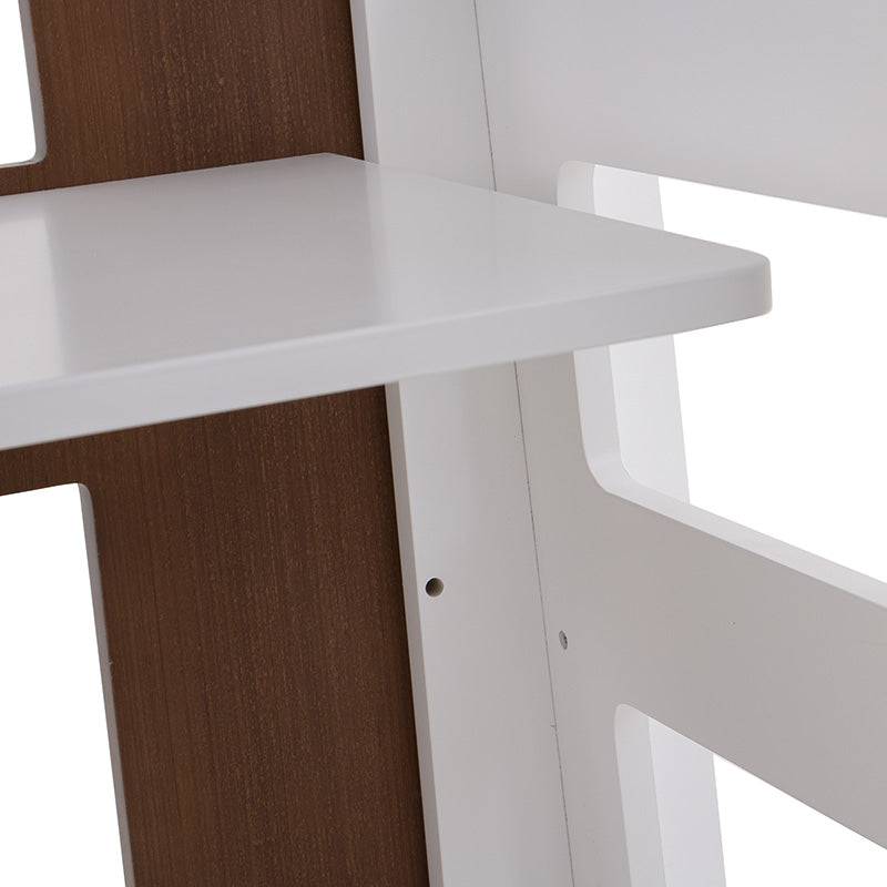 Cama alta con escritorio de madera en color blanco y nogal, con estructura de estilo industrial, frente a la pared.