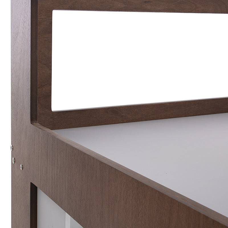 Cama alta con escritorio de madera en color blanco y nogal, con estructura industrial, frente a la habitación.