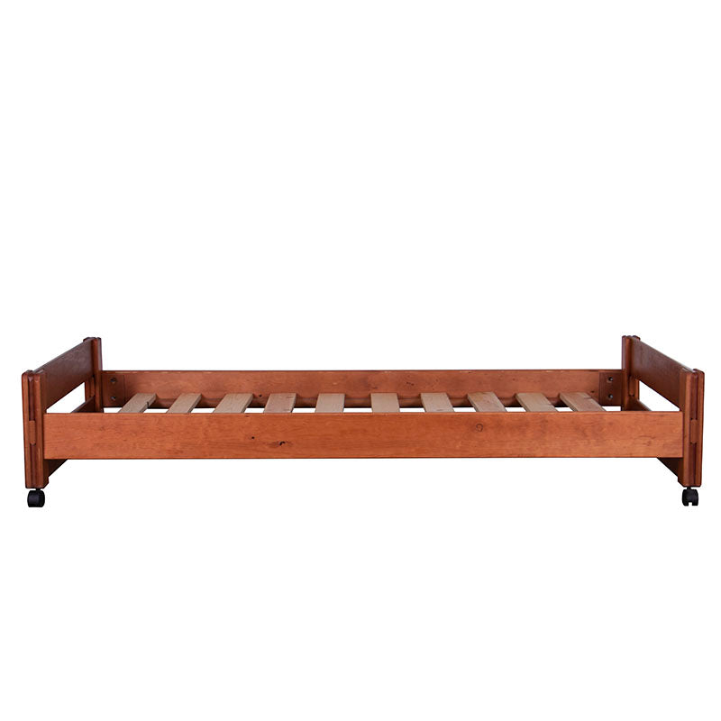 Cama baja Tenesse de madera de pino con acabado nogal, de tipo litera, con estructura sólida y diseño moderno.