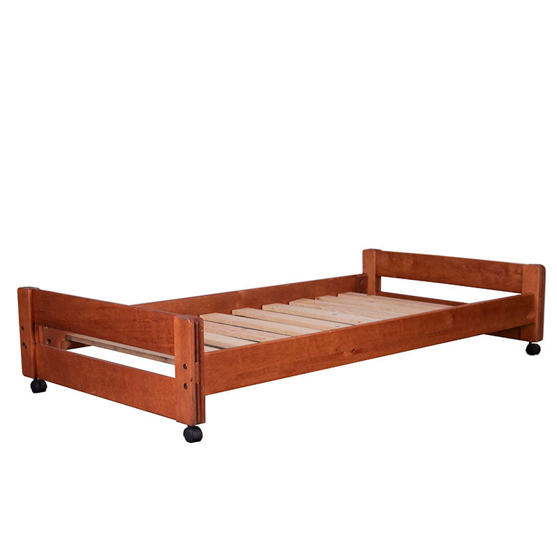 Cama baja Tennessee de madera de pino con acabado nogal, estructura sólida y diseño funcional, vista frontal.