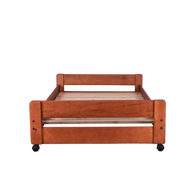 Cama baja Tenesse de madera de pino en color nogal, con estructura industrial y dimensiones de 204 cm de largo y 105 cm de alto
