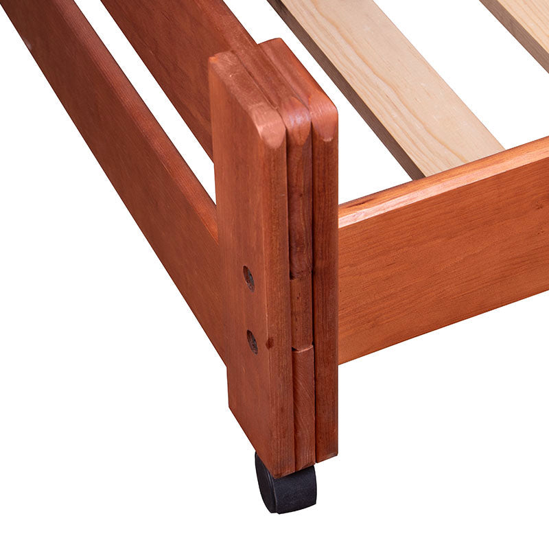 Cama baja Tennesse de madera de pino con acabado nogal, con estructura sólida y diseño moderno para dormitorios infantiles.