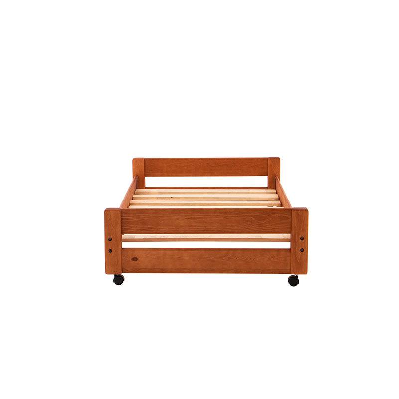 Cama Baja Texas de madera de pino con acabado nogal, estructura de madera industrializada, vista frontal, dimensiones 204 cm x 105 cm.