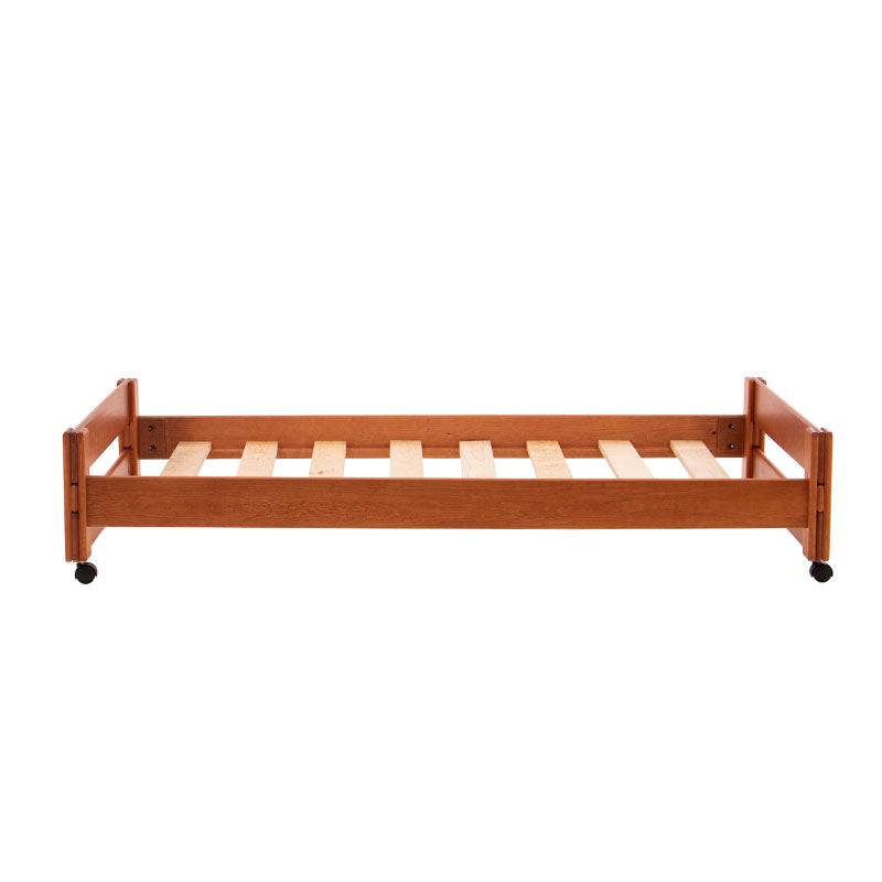 Cama Baja Texas de madera de pino en color nogal, con estructura industrial y dimensiones de 204 cm de largo y 105 cm de alto.