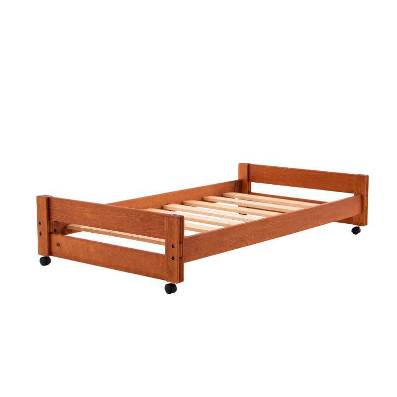 Cama Baja Texas de madera de pino con estructura de madera industrializada y acabado en nogal, frente de 105 cm de alto.