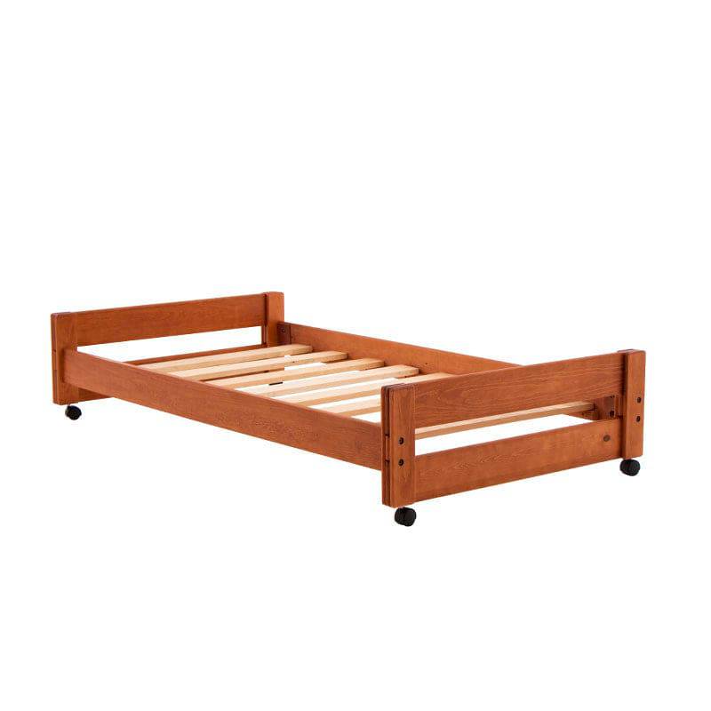 Cama Baja Texas de madera de pino con estructura en nogal, frente de 105 cm y fondo de 204 cm, ideal para dormitorios infantiles.
