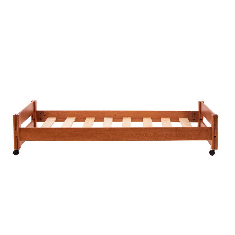 Cama Baja Texas de madera de pino con acabado en nogal, diseño industrial y estructura resistente, vista frontal.