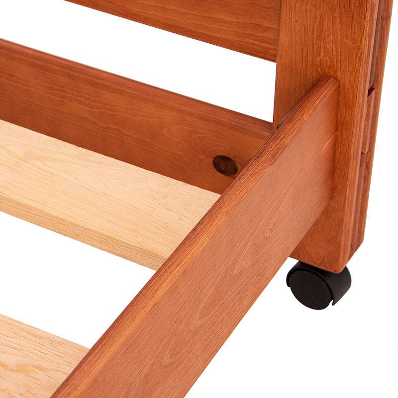 Cama Baja Texas de madera de pino en color nogal con estructura industrial, vista frontal, altura 105 cm y fondo 35 cm