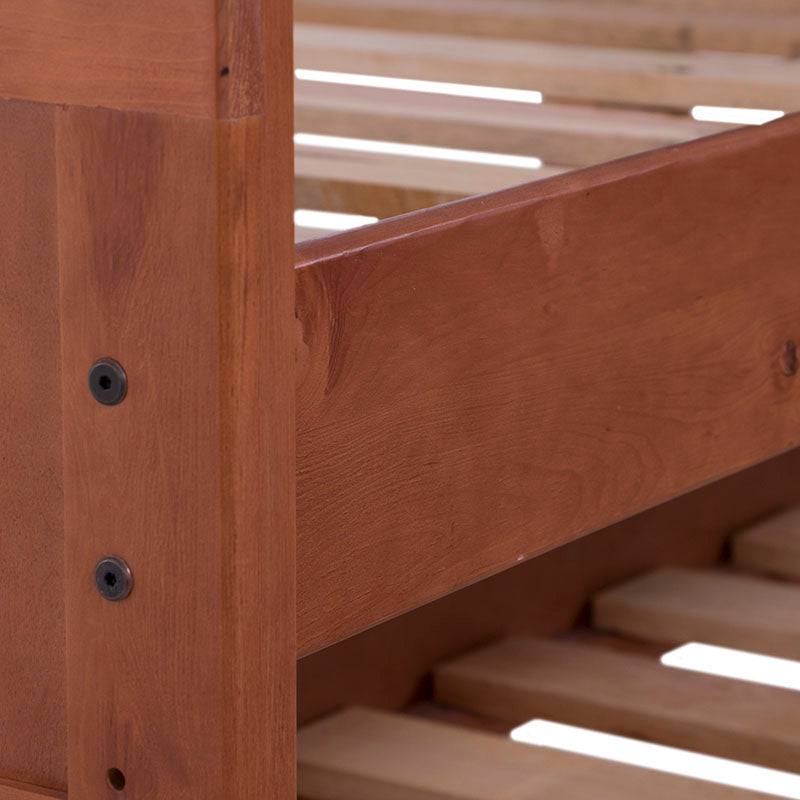 Cama doble Texas de madera de pino con acabado nogal, en ambiente interior, con estructura sólida y diseño moderno.