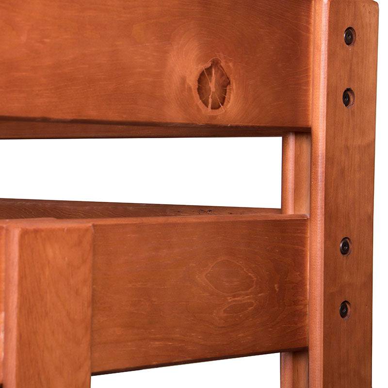 Litera Family de madera de pino en color nogal, con estructura industrializada, frente de 204 cm y altura de 162 cm.