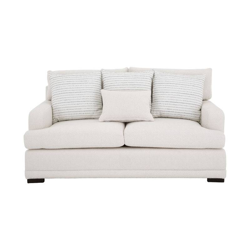 Sofá loveseat Oliver de deurope.com.mx en color gris con cojines acolchados y estructura de madera en un salón moderno.
