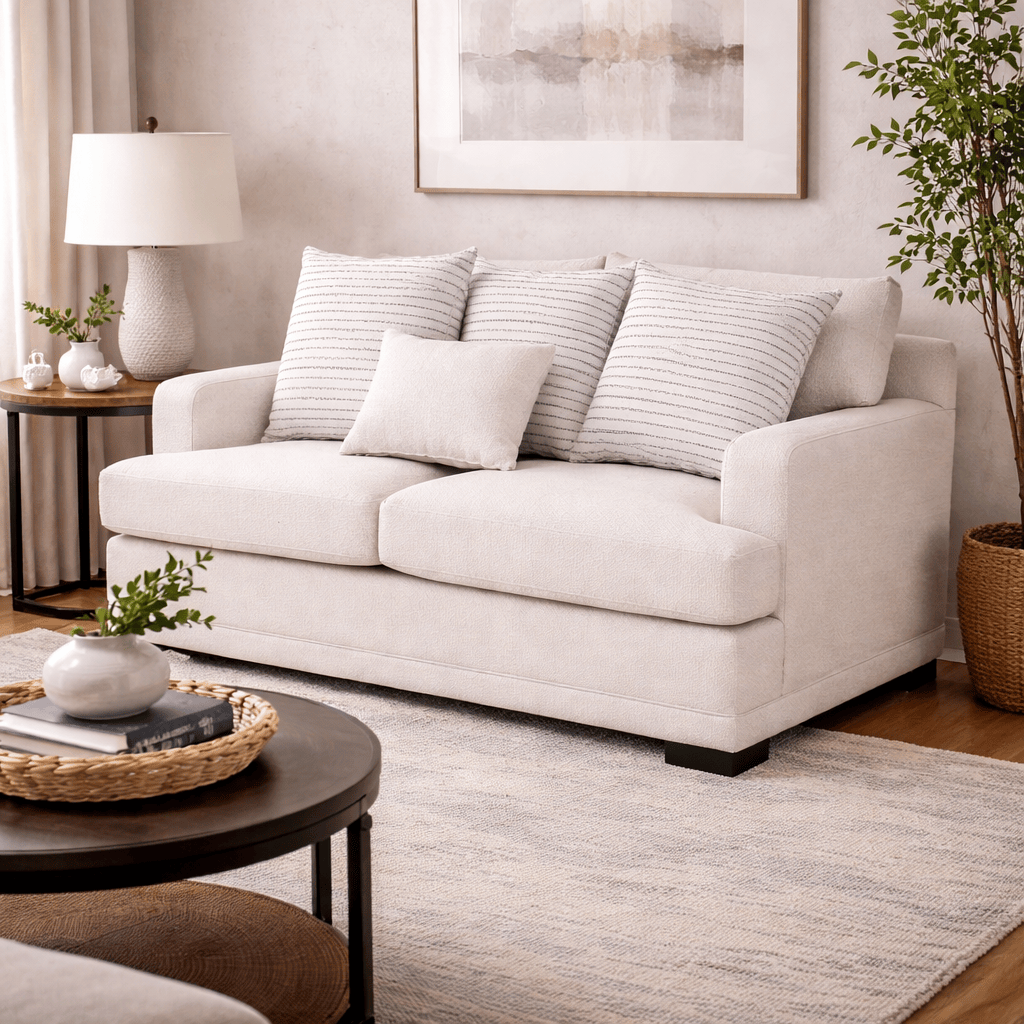 Sofá loveseat Oliver de deurope.com.mx, tapizado en tela gris, con cojines decorativos y estructura moderna para sala.