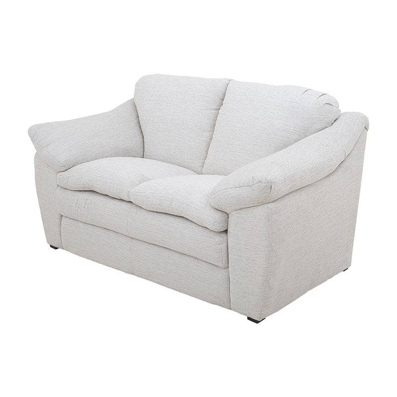 Sillón de sala Chloe de cuero en color marfil, con estructura moderna, frente de 150 cm y asiento cómodo.