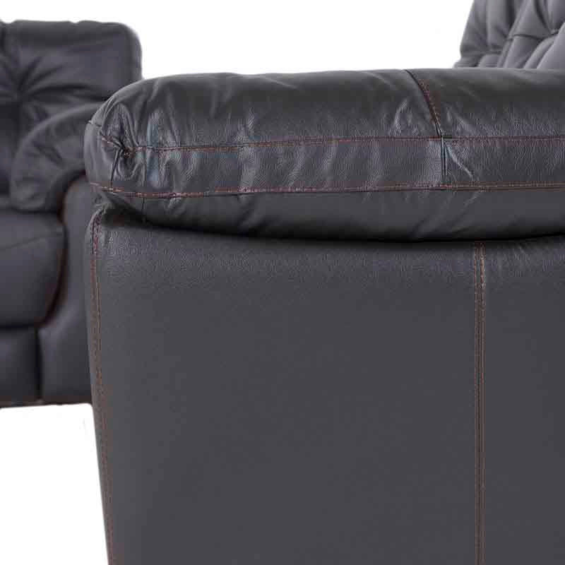 Juego de sala Carter de cuero en color moka, sillón individual con acabado de piel y estilo moderno.