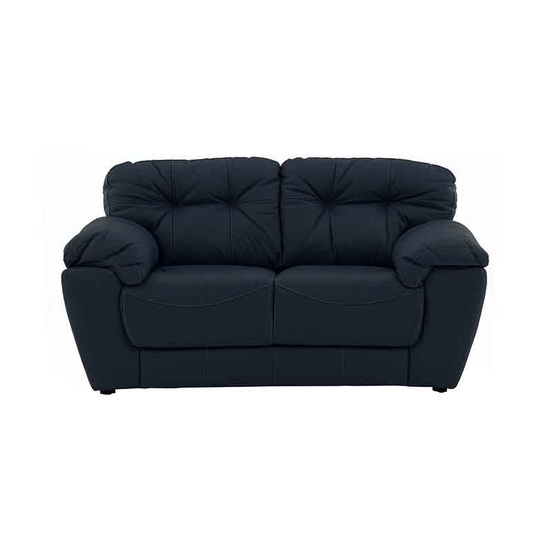 Sofá de sala Carter de cuero color moka de 2 piezas, con respaldo y asiento acolchados, en ambiente moderno.