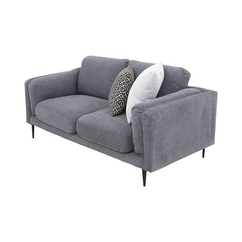 Juego de sala Alessandra de 2 piezas en tapiz negro, sofá loveseat con estructura acolchada y detalles en tejido afelpado.