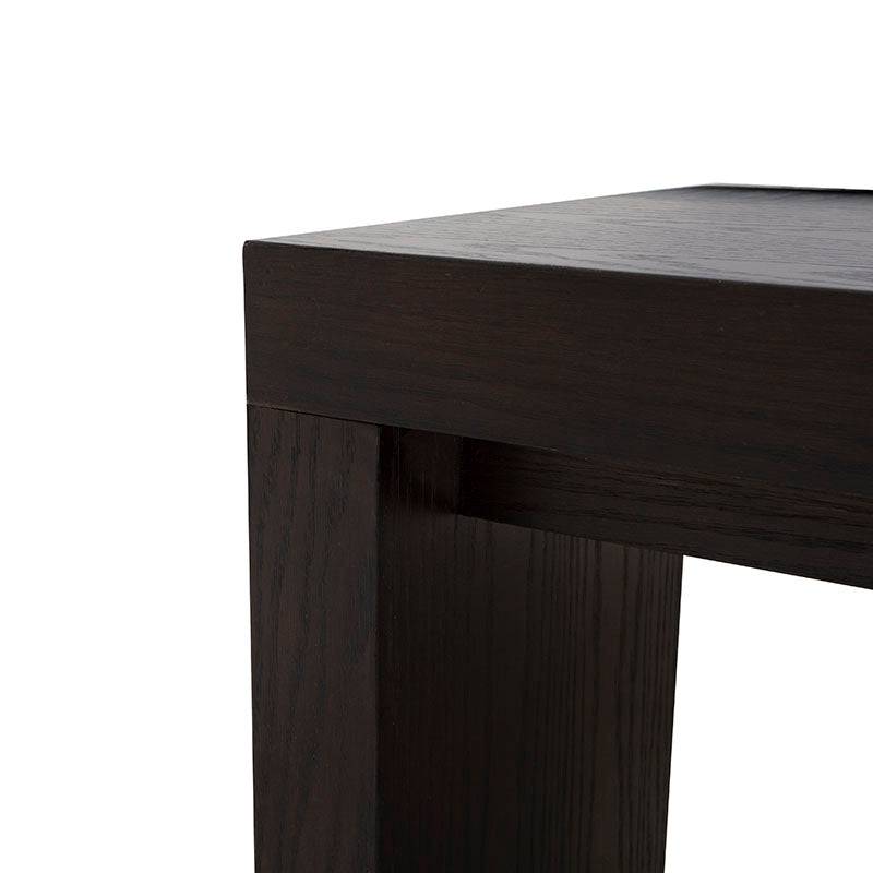 Mesa de centro Ripol de madera enchapada en encino gris oscuro, con diseño industrial y dimensiones de 120x45x80 cm.