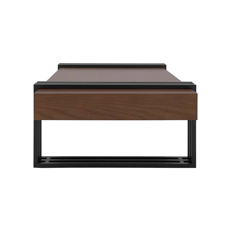 Mesa de centro Bennet de deurope.com.mx en nogal con estructura de metal, superficie de chapa de encino, frente de 110 cm.