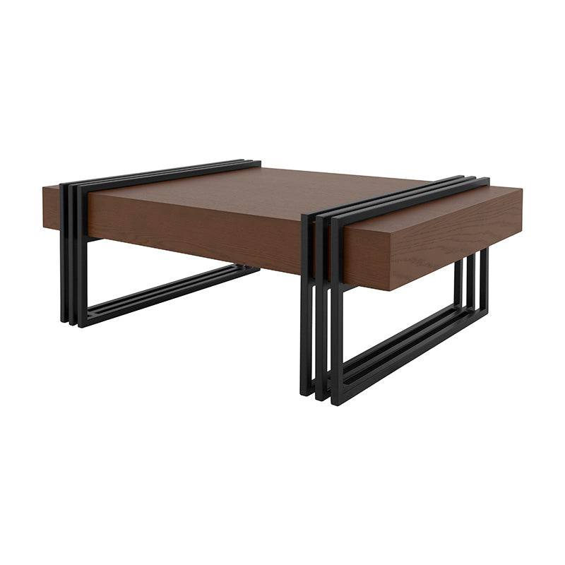 Mesa de centro Bennet de deurope.com.mx en nogal con estructura de metal, superficie de chapa de encino, frente de 110 cm, altura 45 cm.