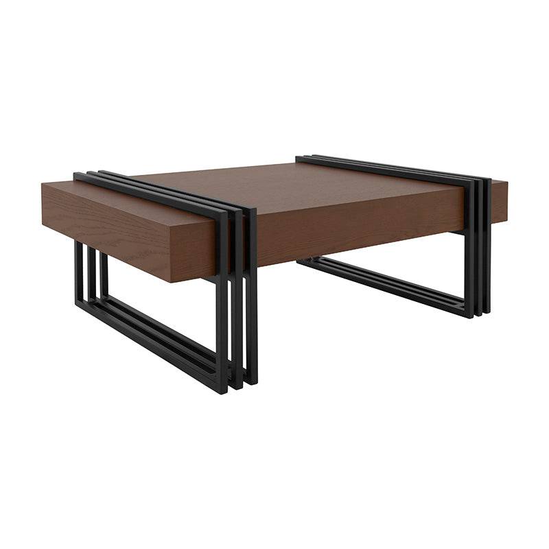 Mesa de centro Bennet de Deurope en nogal con estructura de metal y chapa de encino, frente de 110 cm y altura de 45 cm.