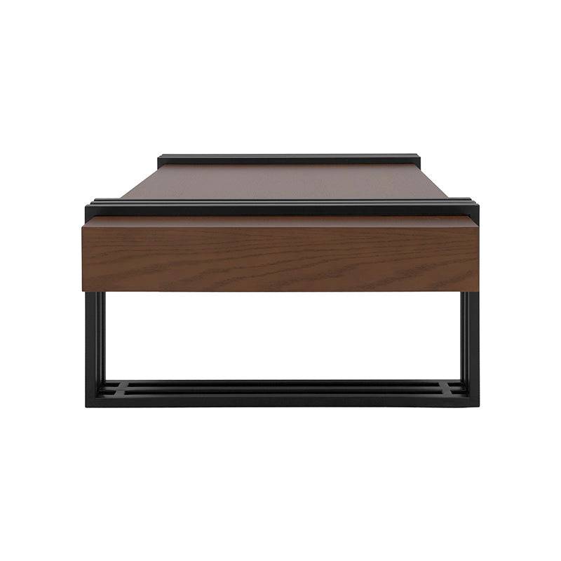 Mesa de centro Bennet de madera y metal en acabado nogal, estructura negra, con dimensiones de 110x45x70 cm.