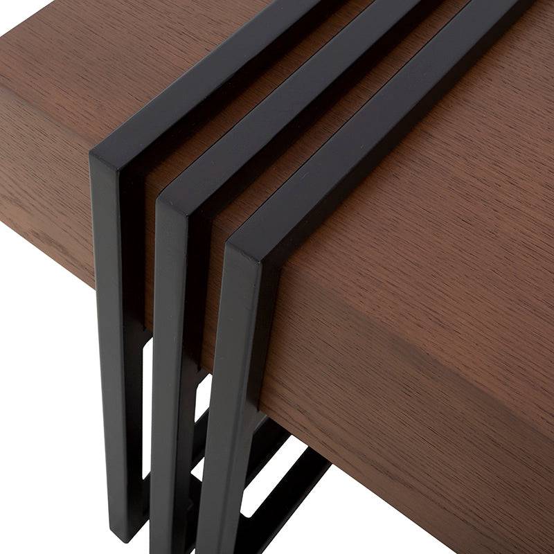 Mesa de centro Bennet de metal y chapa de encino en color negro nogal, estructura sólida, tamaño 110x45x70 cm.