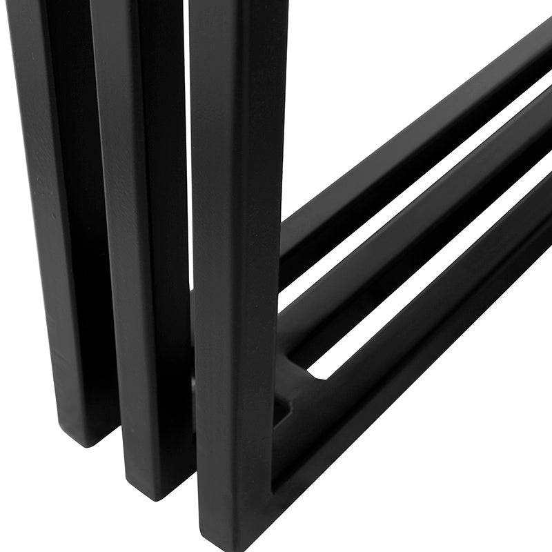 Mesa de centro Bennet de Deurope con estructura metálica y chapa de encino, en color negro nogal, frente de 110 cm, alto 45 cm.