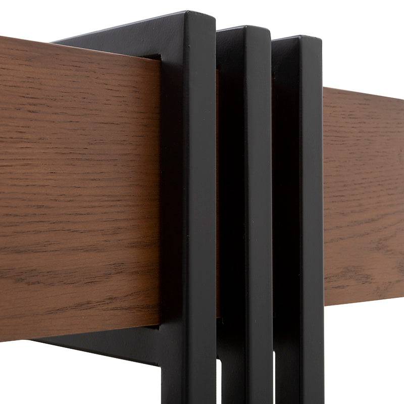 Mesa de centro Bennet de Deurope, estructura metálica negra con chapa de encino, frente de 110 cm y altura de 45 cm.
