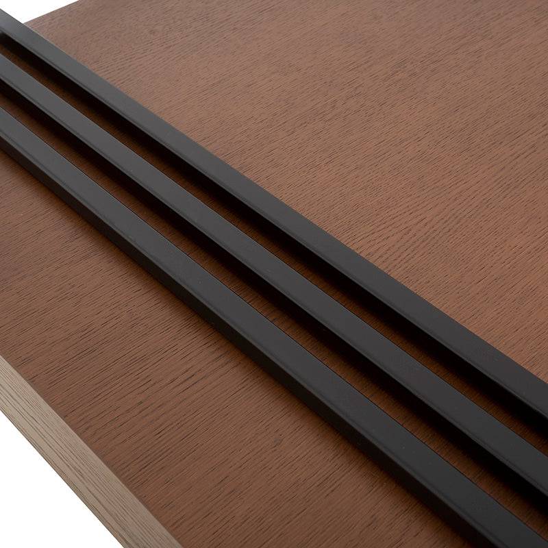 Mesa de centro Bennet en nogal y metal negro, estructura robusta y superficie de chapa de encino, dimensiones 110x45x70 cm.