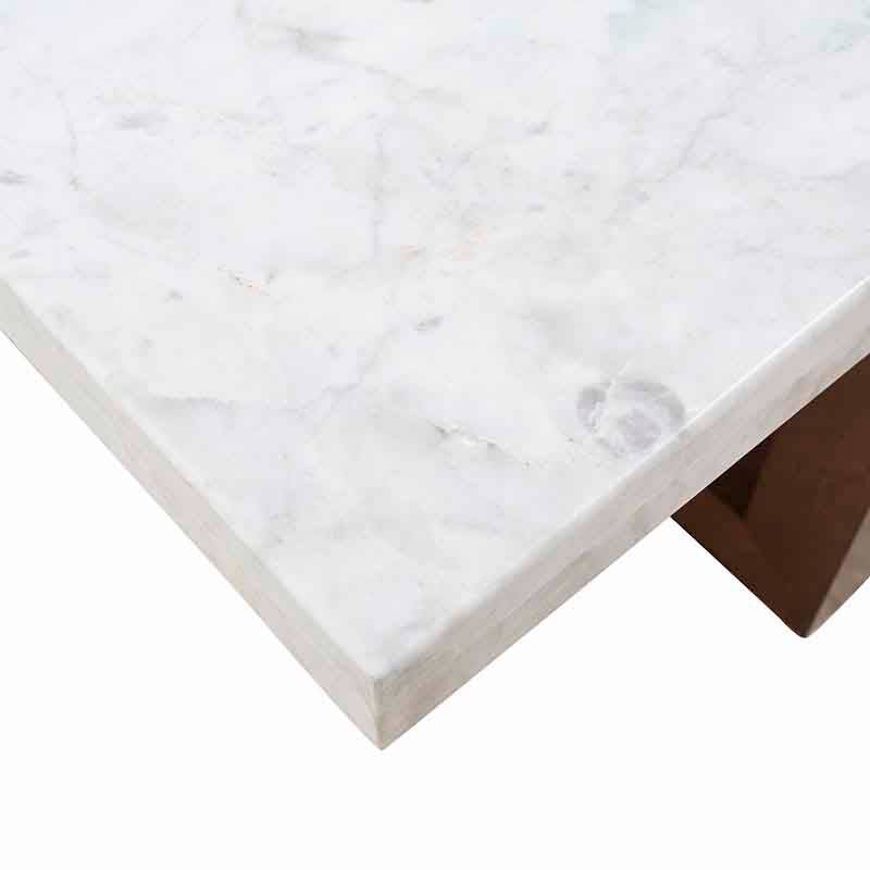 Mesa de centro Kaori de madera con superficie de mármol veneciano, frente de 110 cm, altura 45 cm y fondo 70 cm.