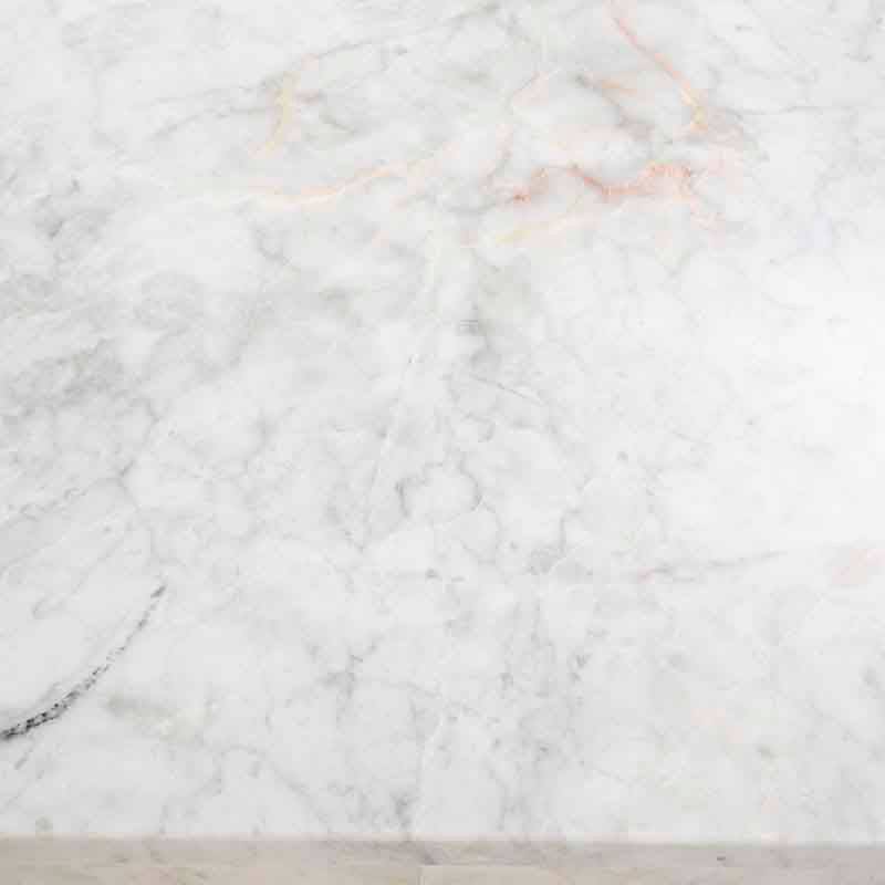 Mesa de centro Kaori de Deurope con tapa de mármol veneciano, estructura en nogal, dimensiones 110x45x70 cm.