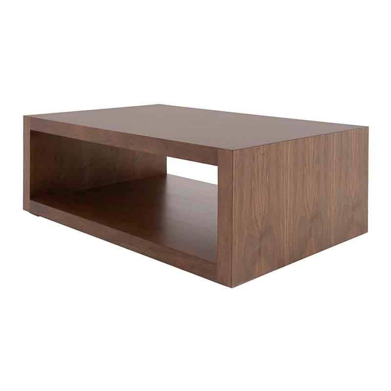 Mesa de centro Berne Made de madera de nogal con acabado en chapa, frente de 120 cm, altura de 45 cm y fondo de 80 cm.